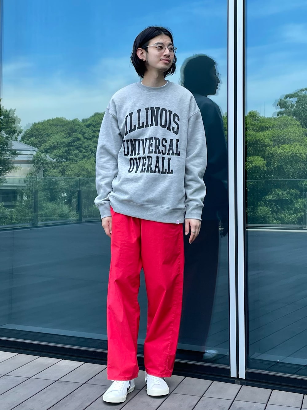 「スウェット、カラーパンツ、秋のコーデ、LEE、白スニーカー、ビタミンカラー、秋コーデ」｜「LeeのLee x B:MING by BEAMS / 別注 FLeeasy カラー イージーパンツ（その他パンツ、レッド系）」を使った、Naoki Shuzuiさん（メンズ・178cm）の夏コーディネートの1枚目の写真