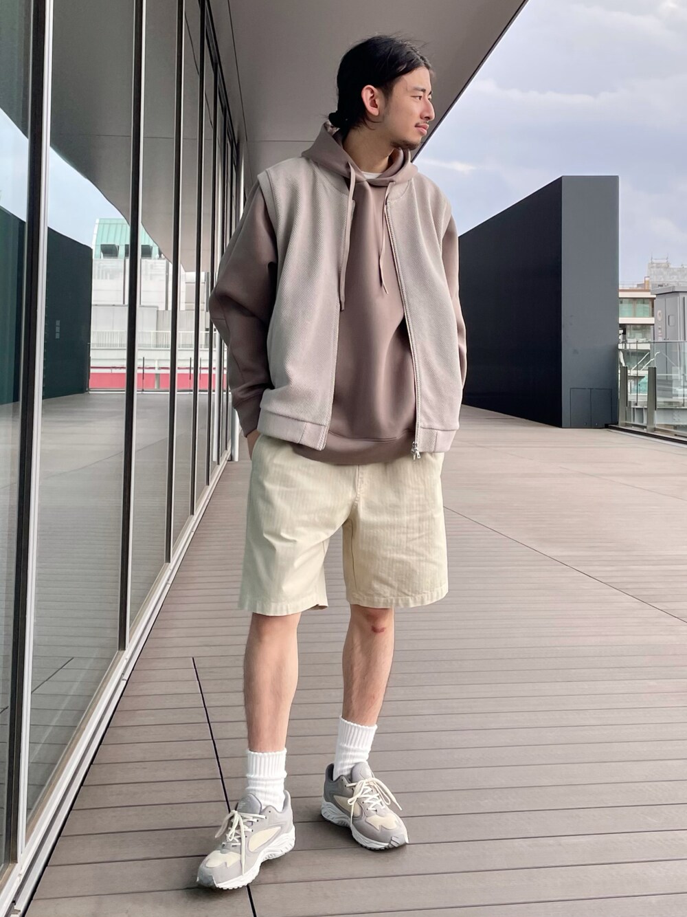 「スニーカー、パーカー、ショートパンツ、ベスト、レイヤードスタイル、休日スタイル、ハーフパンツ、ホワイトコーデ、GRAMICCI」｜「GramicciのGRAMICCI × B:MING by BEAMS / 別注 ファンクショナル プルオーバーパーカ(セットアップ対応)（パーカー、ブラウン系）」を使った、Naoki Shuzuiさん（メンズ・178cm）の夏コーディネートの1枚目の写真