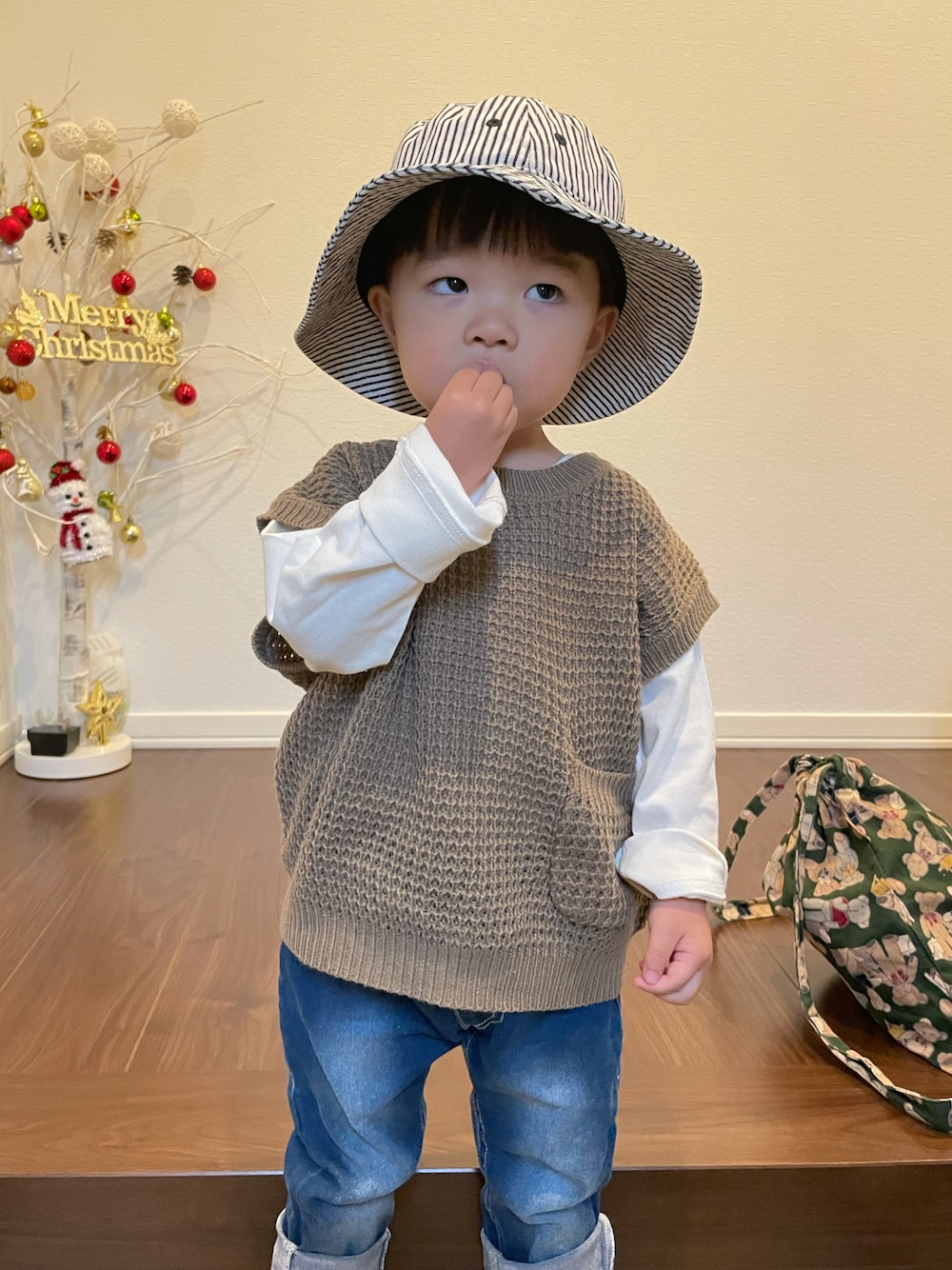 「petit mainのニットベストTシャツセット（ニット/セーター、ブラウン系）」を使った、ryumacodeさん（キッズ・80cm）の秋コーディネートの1枚目の写真