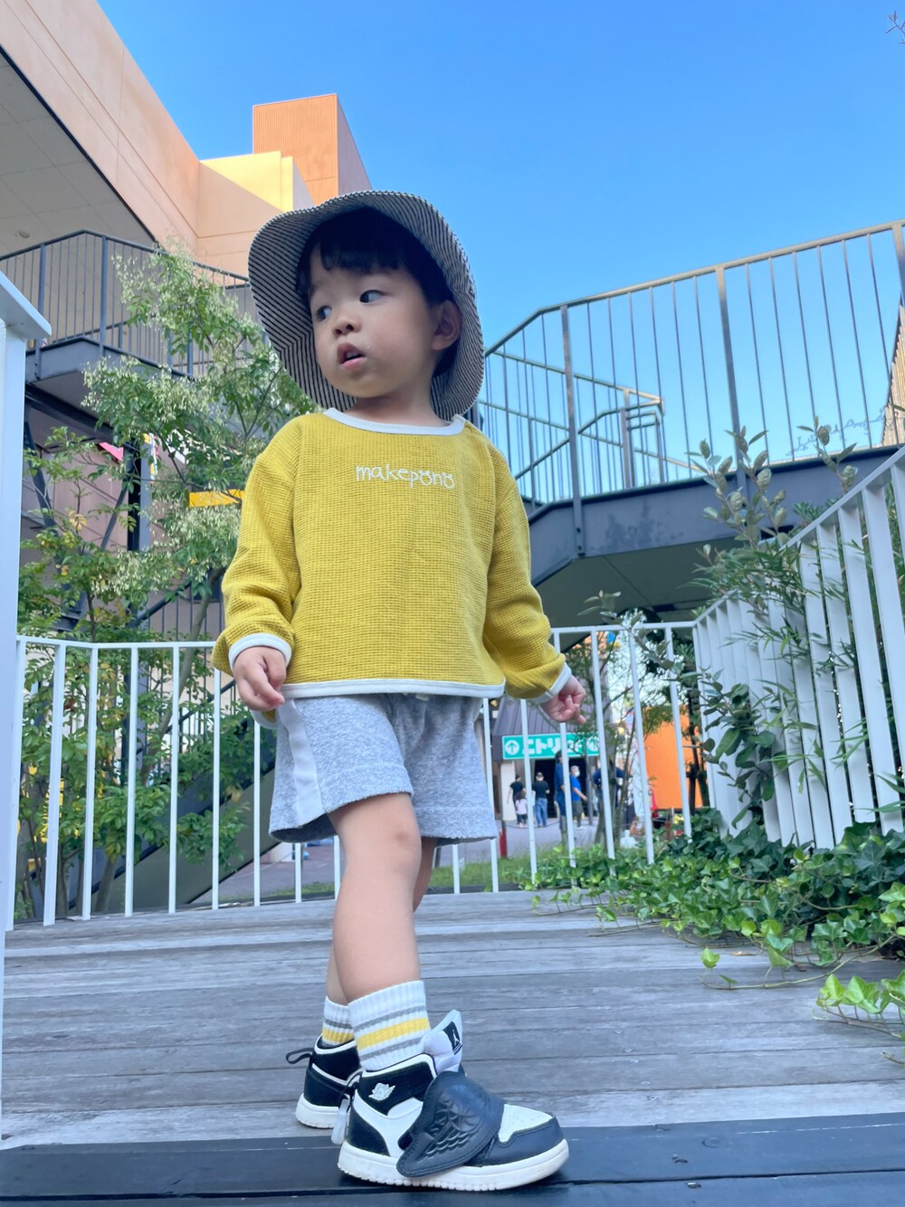 「バケットハット」｜「Birthdayのアイテム（Tシャツ/カットソー、イエロー系）」を使った、ryumacodeさん（キッズ・80cm）の秋コーディネートの1枚目の写真