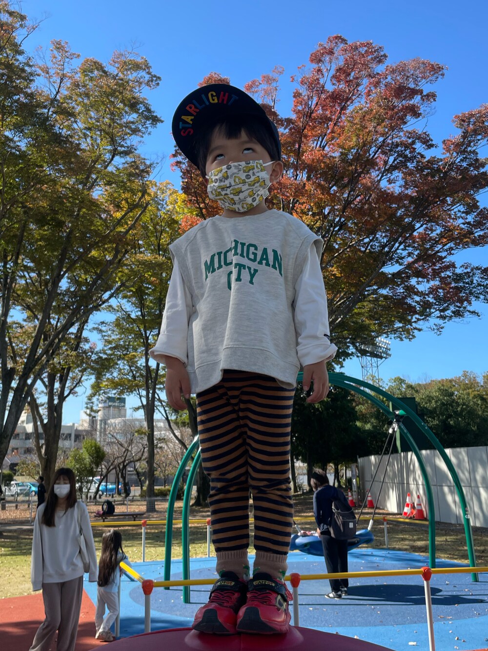 「UNIQLOのアイテム（パンツ、ブラウン系）」を使った、ryumacodeさん（キッズ・90cm）の春コーディネートの1枚目の写真