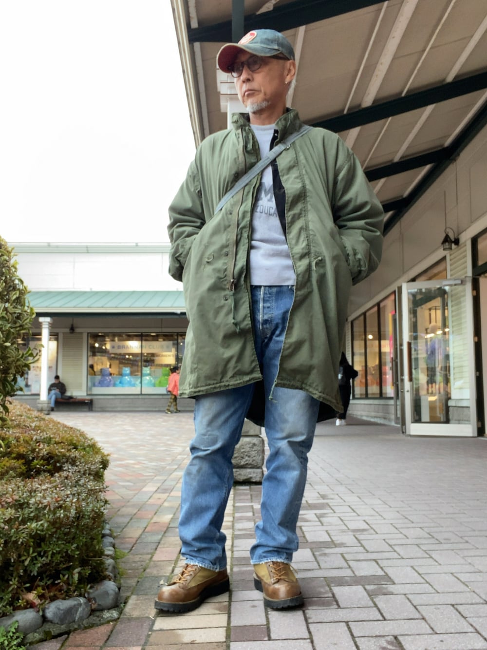 「アメカジ、ダッズスタイル、アメリカンスタンダード、今日のコーデ、デニムパンツ、キャップ、メガネ男子、ミリタリーコーデ、ヴィンテージ」｜「DannerのDanner/ダナー Light マウンテンブーツ（ブーツ、グリーン系）」を使った、kazu1969さん（メンズ・170cm）の春コーディネートの1枚目の写真