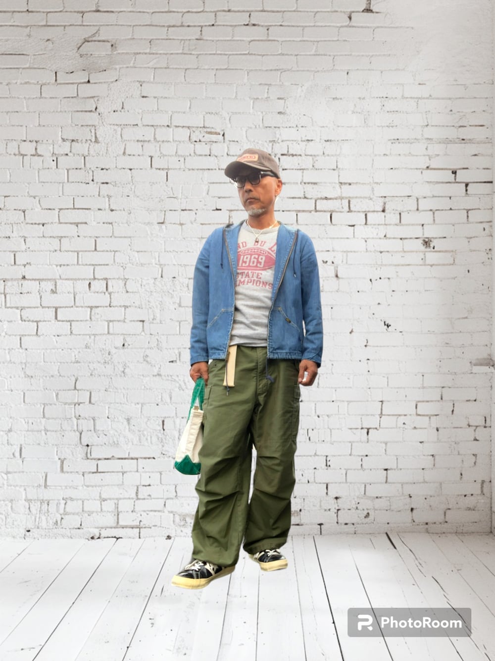 「アメカジ、ダッズスタイル、アメリカンスタンダード、スニーカー、メガネ男子、トートバッグ、カーゴパンツ」｜「CONVERSEのアイテム（スニーカー、ブラック系）」を使った、kazu1969さん（メンズ・170cm）の夏コーディネートの1枚目の写真