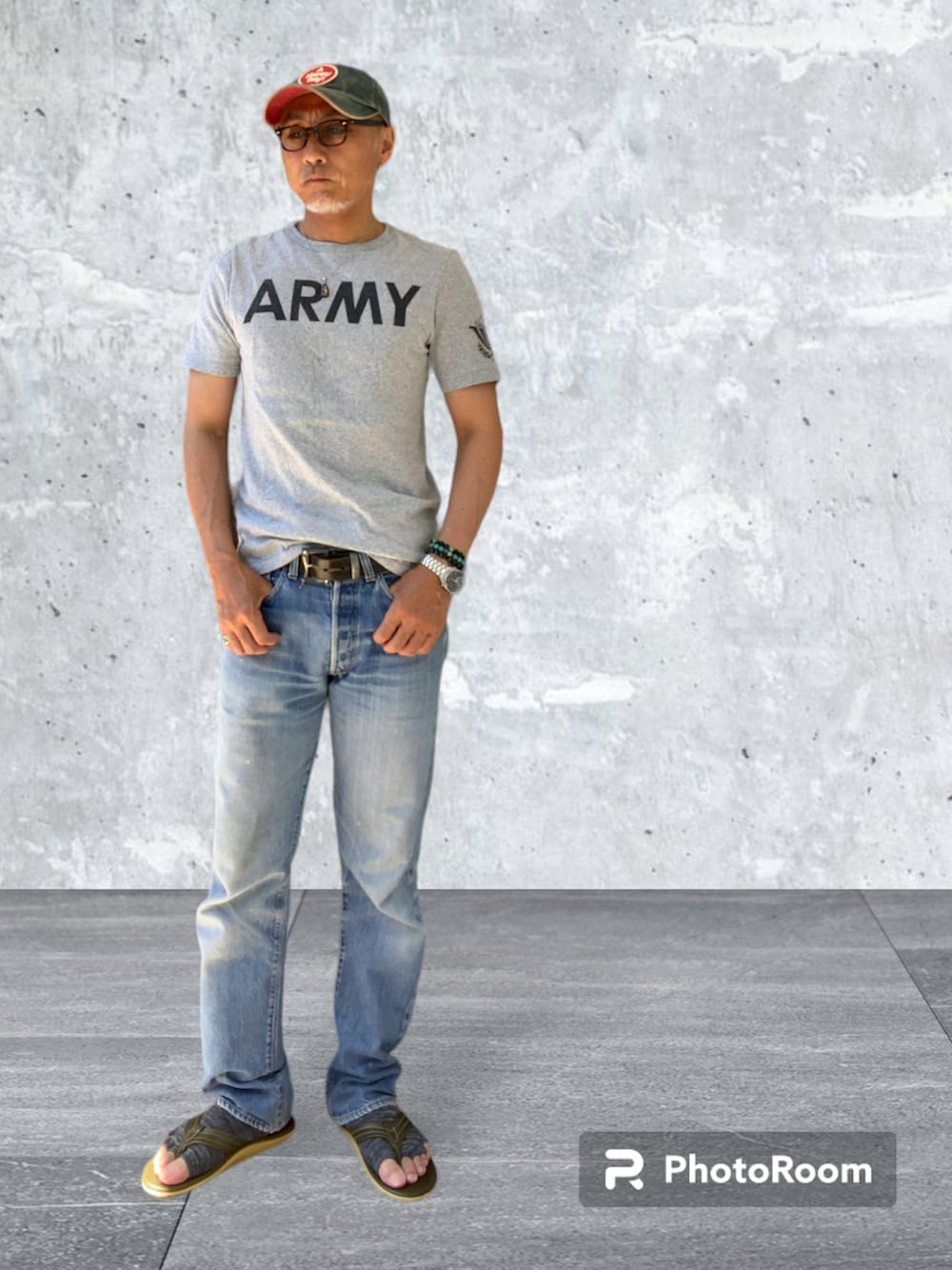 「アメカジ、ダッズスタイル、アメリカンスタンダード、チャンピオン、501、levi’s、army、キャップ、バケハ、夏コーデ、シンプルコーデ、デニム、Tシャツ、サンダル、古着好きな人と繋がりたい」｜「ISLAND SLIPPERのISLAND SLIPPER スムースレザーサンダル（サンダル、グリーン系）」を使った、kazu1969さん（メンズ・170cm）の夏コーディネートの1枚目の写真
