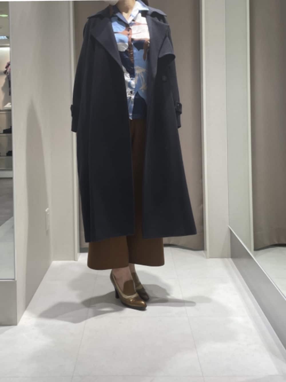 「ロングコート、フラワープリント、ニットパンツ、ショッピング、カフェ、ラクチンコーデ、美容室、病院、ブラウンパンツ、ネイビーコート」｜「NARACAMICIEのアイテム（シャツ/ブラウス、ブルー系）」を使った、uminoannzennさん（レディース・165cm）の秋コーディネートの1枚目の写真