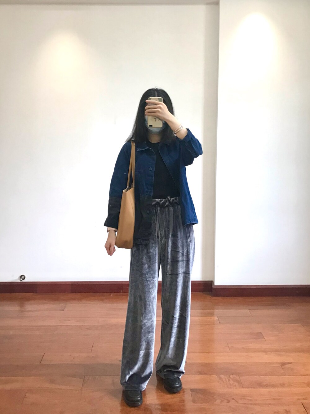 「MONKIのアイテム（シャツ/ブラウス、ブルー系）」を使った、kimchenchenさん（レディース・160cm）の春コーディネートの1枚目の写真