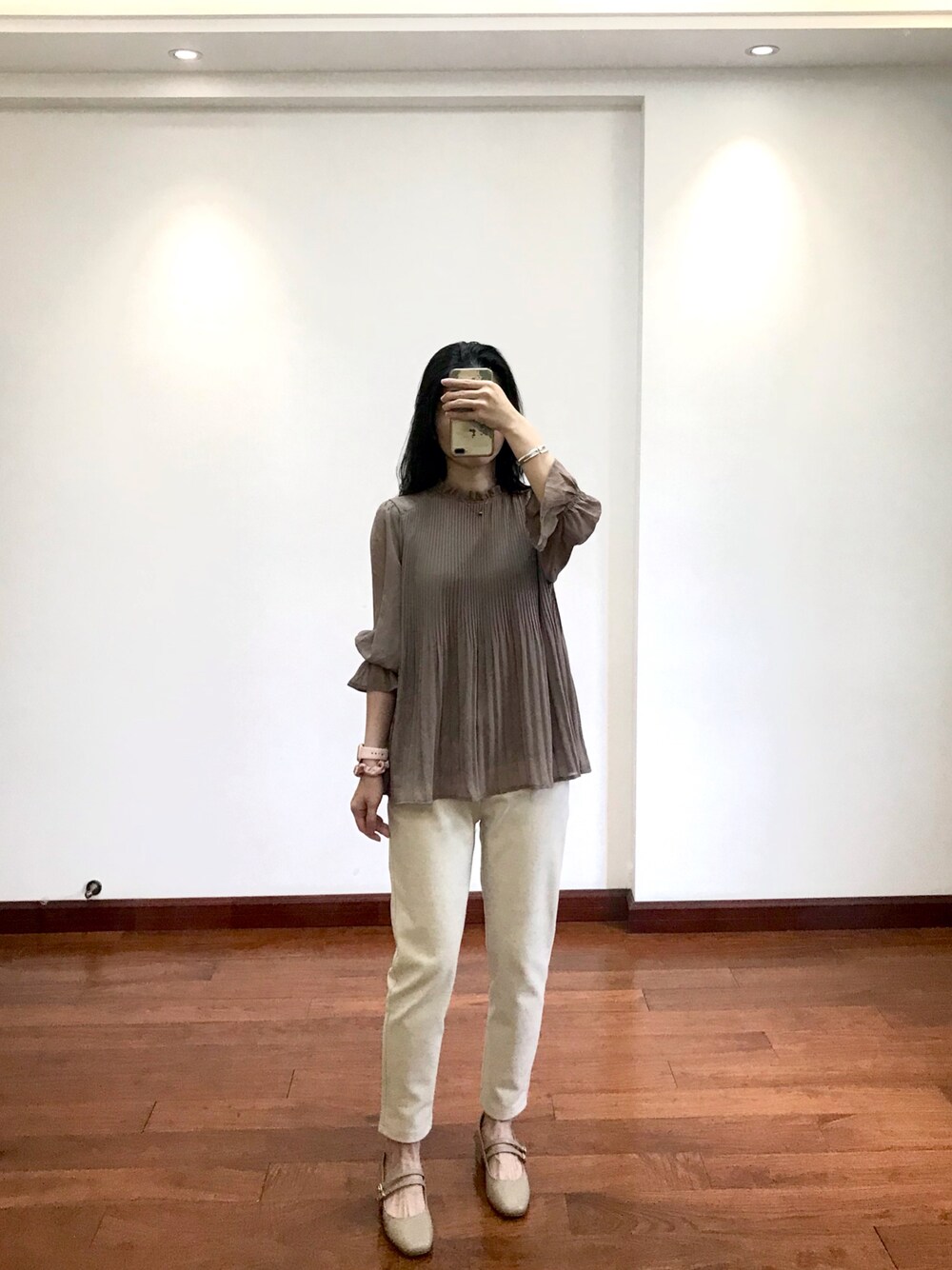 「VISの【新色追加】ドット/無地シフォンプリーツスタンドブラウス（シャツ/ブラウス、ベージュ系）」を使った、kimchenchenさん（レディース・160cm）の春コーディネートの1枚目の写真