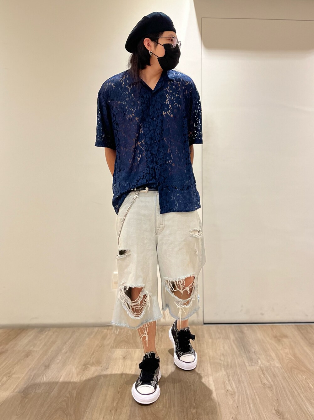 ブルー系のシャツ/ブラウス、その他のパンツ、その他のシューズを着用したメンズの夏コーディネートの1枚目の写真