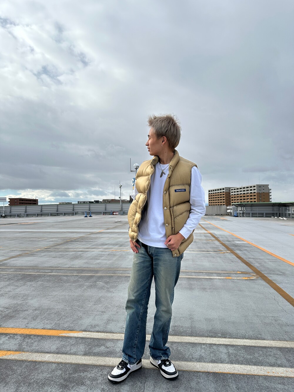 「デニム、ダウンベスト、AVIREX、デニムパンツ、ootd、カジュアルコーデ、ラクチンコーデ、秋冬コーデ、お洒落さんとつながりたい、AVIREXMOZO」｜「AVIREXの《TFQP》DENIM PANTS USED WASH / デニムパンツ ユーズドウォッシュ / AVIREX / アヴィレックス（デニムパンツ、その他）」を使った、AOKIさん（メンズ・172cm）の冬コーディネートの1枚目の写真