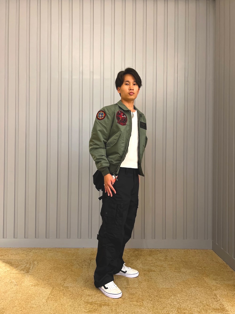 「AVIREX、フライトジャケット、カーゴパンツ、ootd、ワッペン、カジュアルコーデ、ミリタリーコーデ、アメカジコーデ、アキフユコーデ、AVIREXMOZO」｜「AVIREXの《REBUILD COLLECTION》バックパック パンツ / BACK PACK PANTS（カーゴパンツ、ブラック系）」を使った、AOKIさん（メンズ・172cm）の秋コーディネートの1枚目の写真