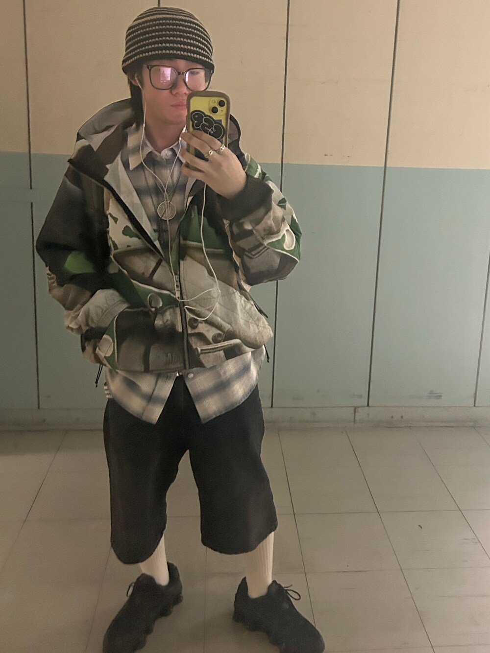 STUSSYのナイロンジャケット（グリーン系）を使った人気ファッション