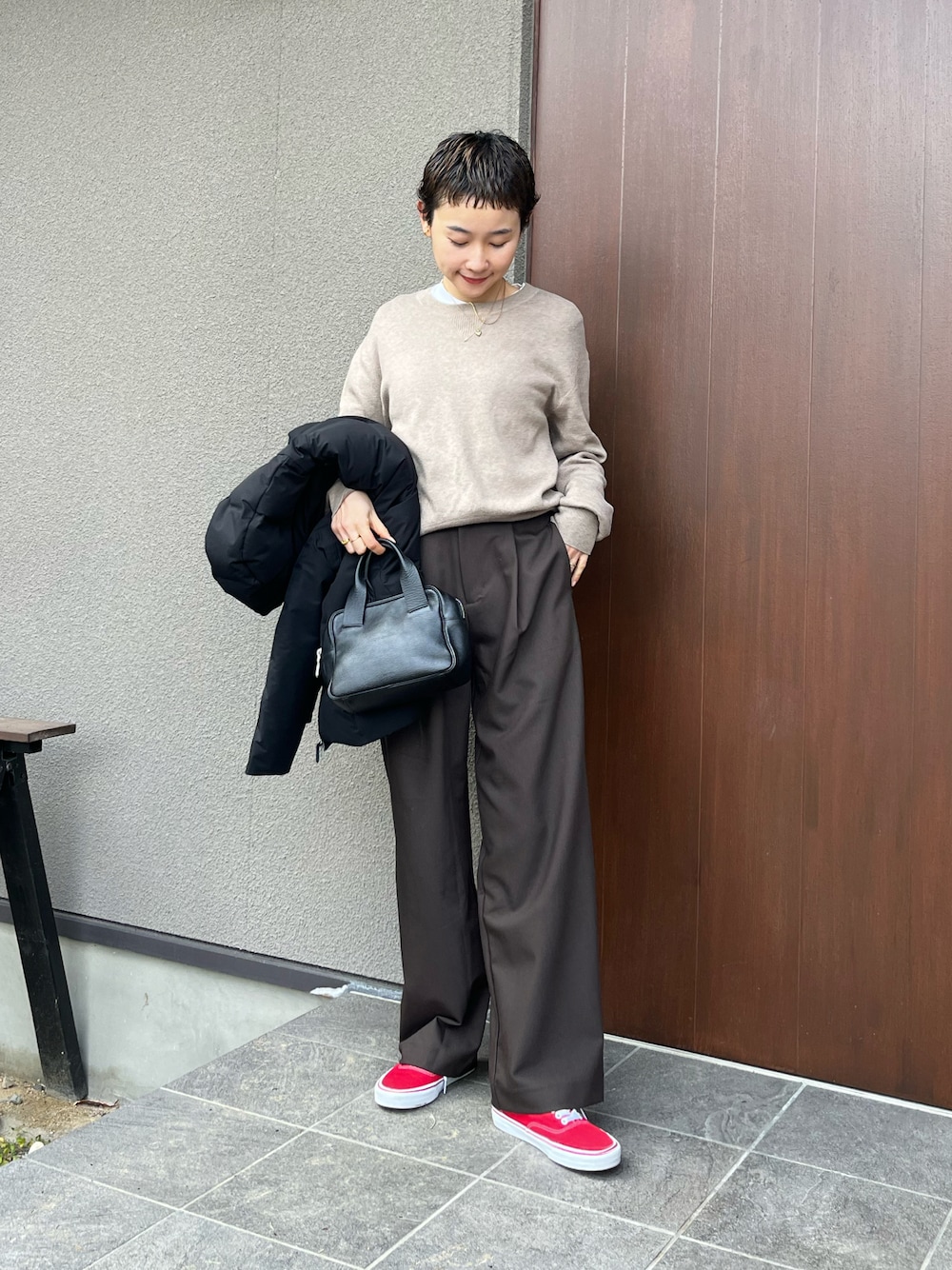 「カジュアルコーデ、スニーカー、シンプルコーデ、ブラウン、パンツスタイル、大人カジュアル、大人コーデ、チョコ色に染まれ、オトナカジュアル、楽チンコーデ、シンプルスタイル、休日スタイル、アクセサリー、ワントーンコーデ、赤」｜「tageechitaの【tageechita】ワイドレッグワンタックパンツ（スラックス、ブラウン系）」を使った、mikkoさん（レディース・161cm）の冬コーディネートの1枚目の写真