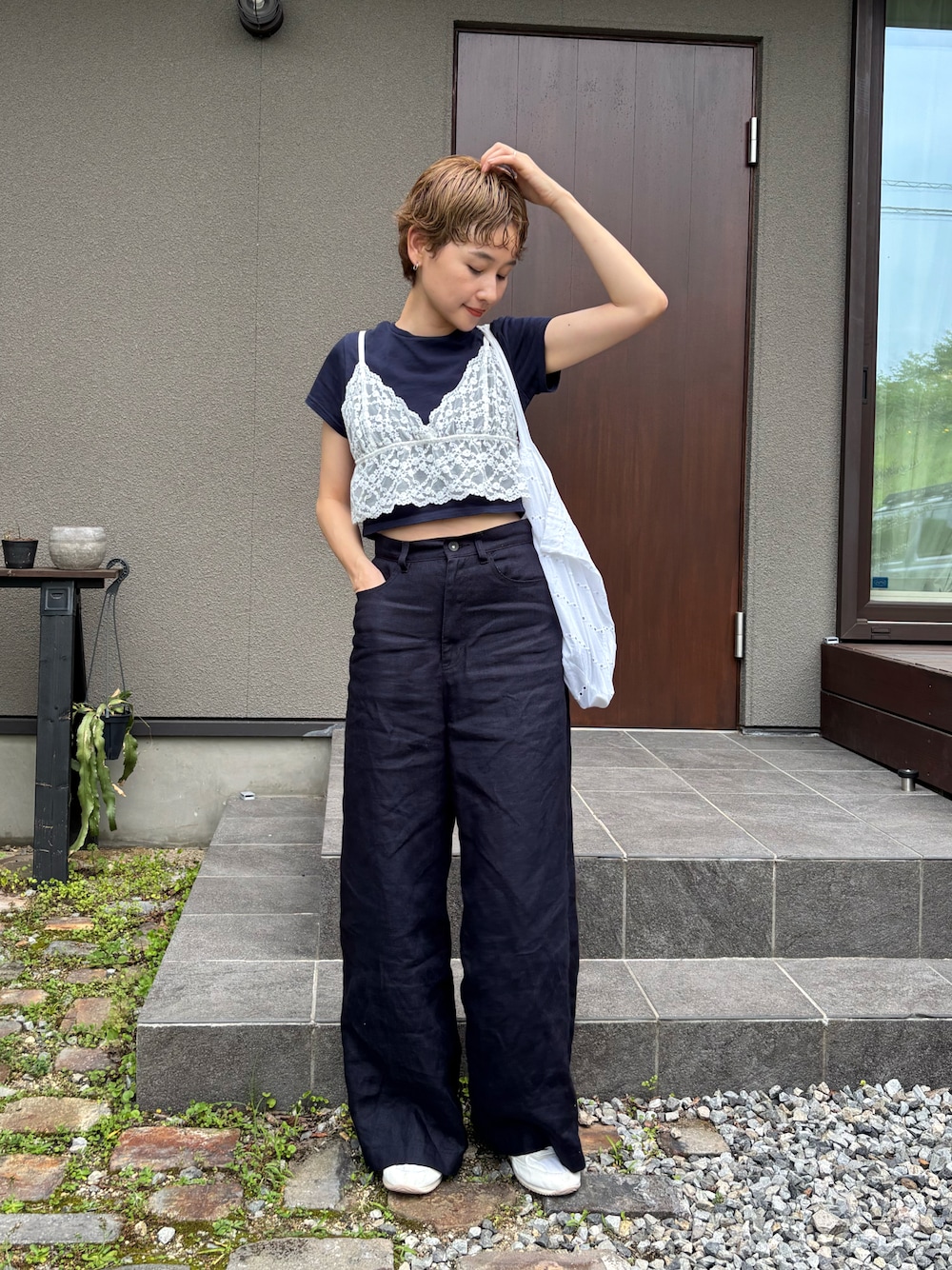 「夏コーデ、レイヤードスタイル、モノトーン、モノトーンコーデ、キャミソール、レース、スニーカー、大人カジュアル、大人コーデ、お出かけコーデ、休日スタイル、フェススタイル、Tシャツ、ラフ、ラクチンコーデ」｜「PROVOKE のPROVOKE/プロヴォーク stretch lace bra（キャミソール、ホワイト系）」を使った、mikkoさん（骨格ナチュラル・レディース・161cm）の夏コーディネートの1枚目の写真