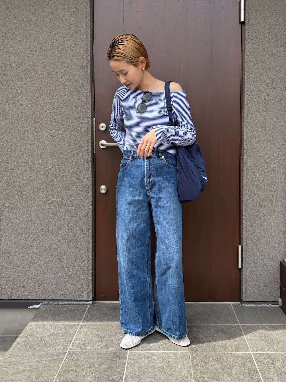 「大人カジュアル、ボーダー、春服コーデ、デニム、デニムパンツ、大人コーデ、お出かけコーデ、休日スタイル、デートコーデ、メッシュ、バレエシューズ、30代コーデ、シンプルコーデ、ラフコーデ、ラクチンコーデ」｜「PROVOKE の＜provoke＞オーバーショルダー トップス（Tシャツ/カットソー、ブルー系）」を使った、mikkoさん（骨格ナチュラル・レディース・161cm）の春コーディネートの1枚目の写真