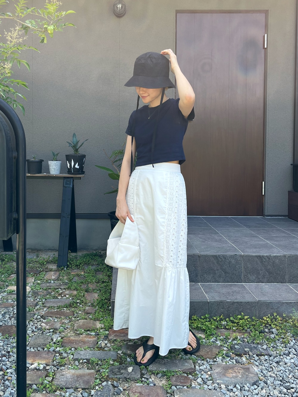 「シンプルスタイル、大人コーデ、スカート、マーメイドスカート、Tシャツ、バケットハット、夏コーデ」｜「BEAUTY&YOUTH UNITED ARROWSの【WEB限定】コットン天竺 タイニーTシャツ（Tシャツ/カットソー、ブルー系）」を使った、mikkoさん（レディース・161cm）の夏コーディネートの1枚目の写真