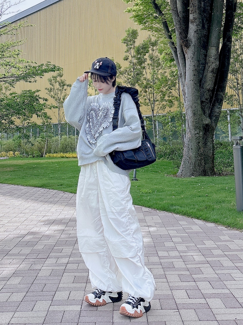 「スウェット、カーゴパンツ、スニーカー、コンバース、厚底シューズ、シンプルコーデ、ラクチンコーデ、ゆるコーデ」｜「CA4LAのNYA-CAP 3（キャップ、ブラック系）」を使った、ユチャンさん（レディース・159cm）の春コーディネートの1枚目の写真