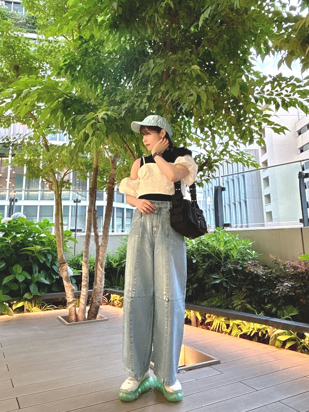 「レイヤードスタイル、夏コーデ、おでかけコーデ、キャップ女子、キャップ、デニム、シルバー」｜「LILY BROWNの【LILY BROWN×MARY QUANT】デイジー刺繍ニットタンク（ニット/セーター、ブラック系）」を使った、ユチャンさん（レディース・159cm）の夏コーディネートの1枚目の写真