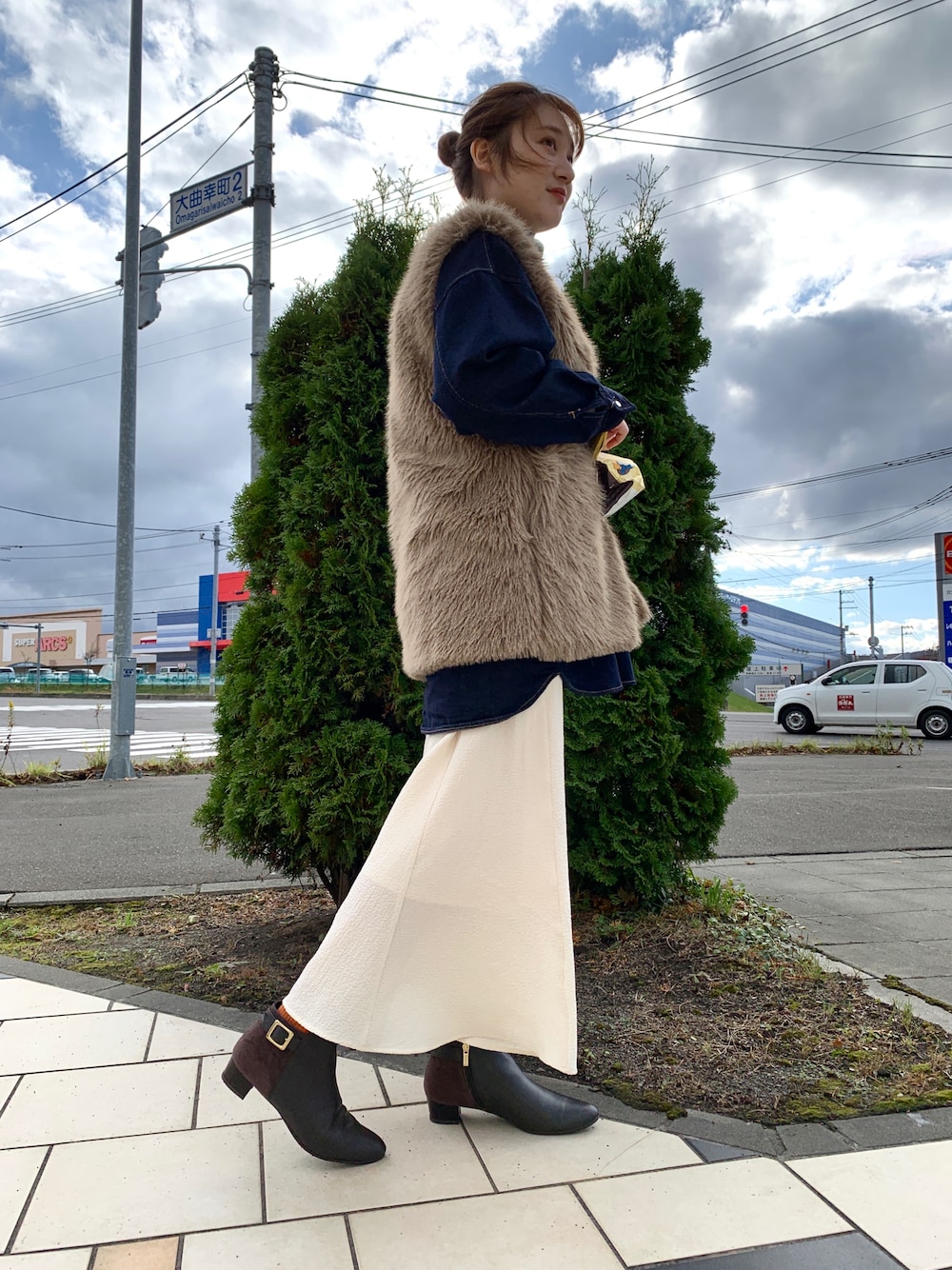 ブラウン系のブーツを着用したレディースの冬コーディネートの1枚目の写真