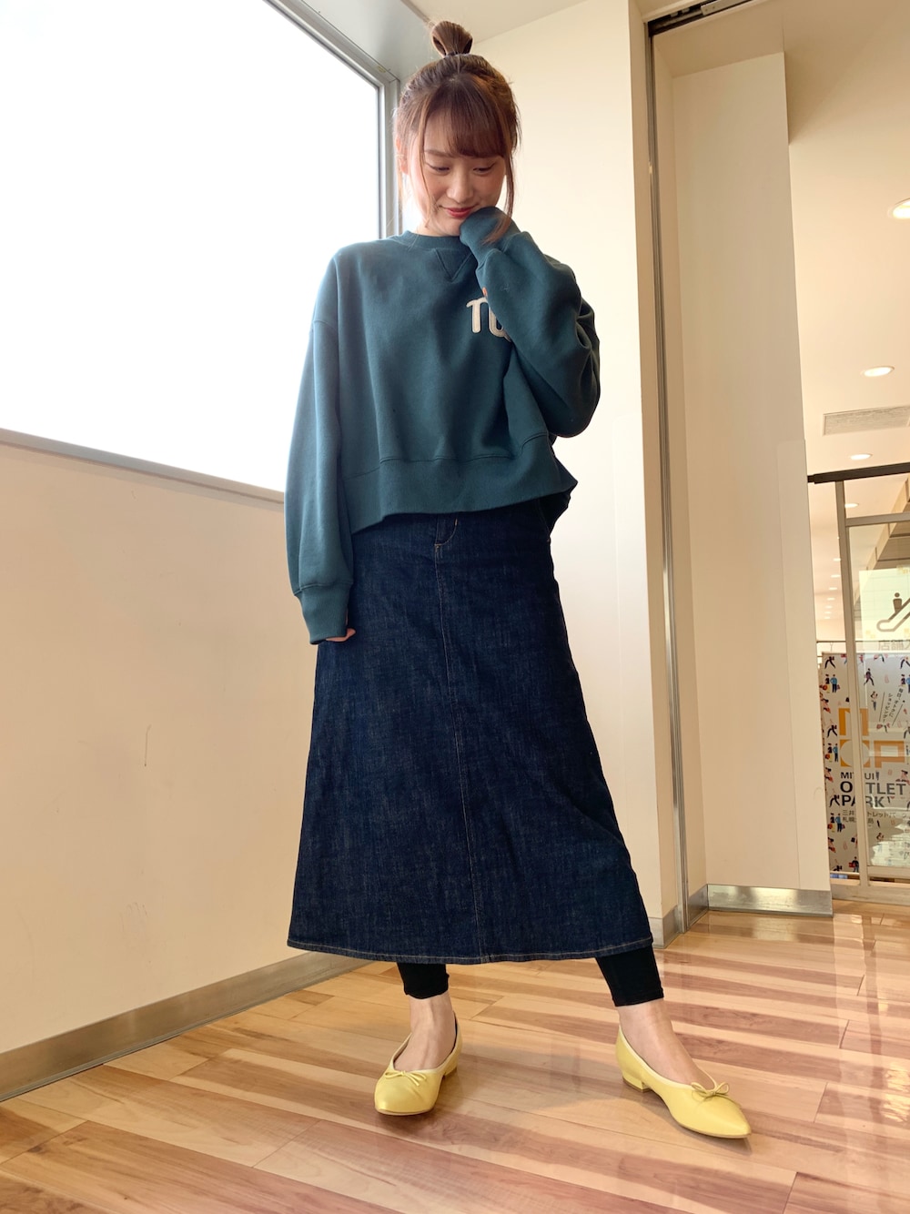 イエロー系のバレエシューズを着用したレディースの春コーディネートの1枚目の写真