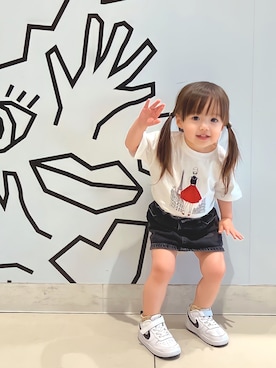 「アイテム（デニムスカート、ブラック系）」を使った、aikoさん（キッズ・90cm）の春コーディネート