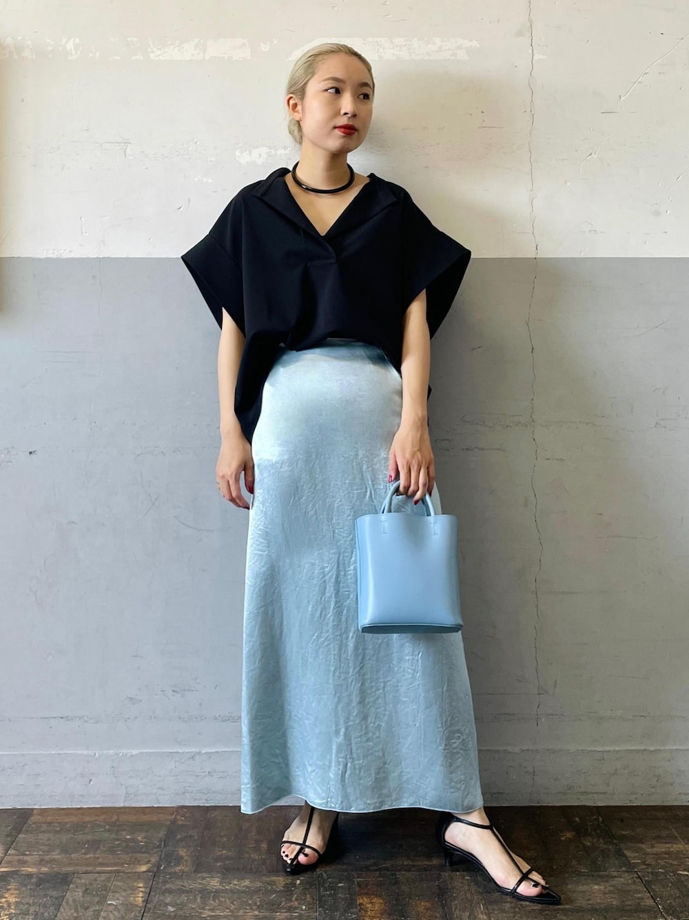 「サテン、バンドカラー、Mode of Lady、ブルー、ハンドバッグ、ライトブルー、サックスブルー、ブラック、ブラウス、半袖、Vネック、スカート、ロング、サンダル、ストラップ」｜「ADAM ET ROPE'のダブルポケット2WAYバッグ（ショルダーバッグ、ブルー系）」を使った、OEさん（レディース・164cm）の春コーディネートの1枚目の写真