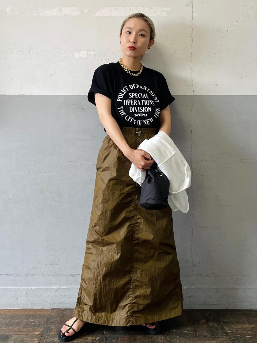 「GOOD ROCK SPEED、グッドロックスピード、メッシュ、イージースカート、オリーブ、スポサン、フラットサンダル、ブラック、Tシャツ、ロゴ、半袖、クルーネック、プリント、ブラウン、スカート」｜「ADAM ET ROPE'のナロークロスストラップスポサン（サンダル、ブラック系）」を使った、OEさん（レディース・164cm）の夏コーディネートの1枚目の写真