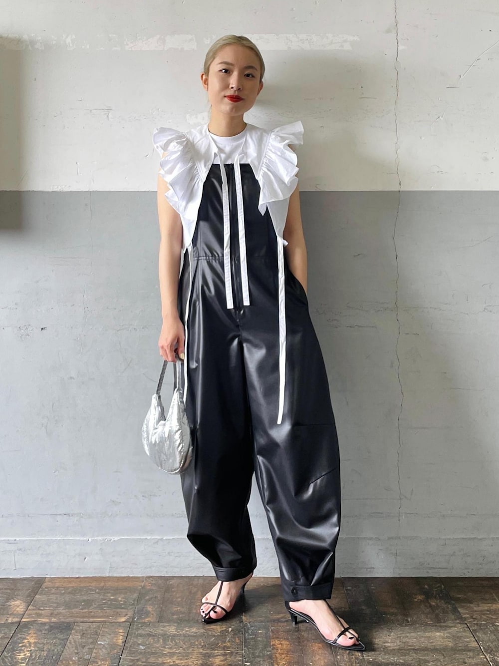 「シルバー、フリル、ハンドバッグ、kokyo、コキヨ、ホワイト、Tシャツ、ブラウス、クルーネック、ブラック、ワイド、ノースリーブ、十分丈、サロペット、サンダル」｜「ADAM ET ROPE'の【サステナブル】ナロークロスストラップサンダル（サンダル、ブラック系）」を使った、OEさん（レディース・164cm）の夏コーディネートの1枚目の写真