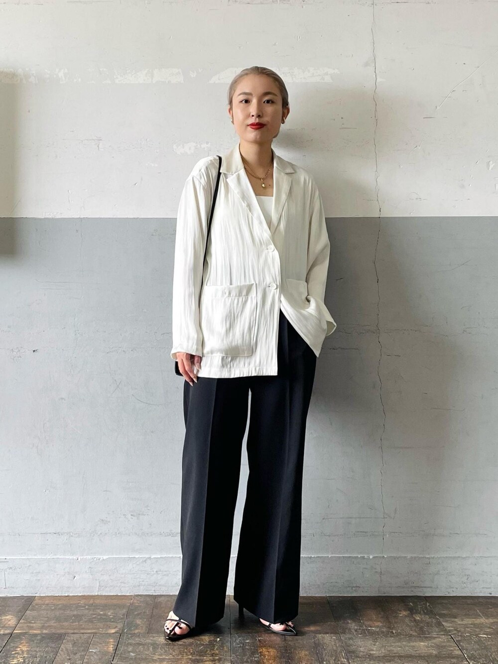 「MARY AL TERNA、メアリ オル ターナ、バッグ、キャミソール、サテン素材、ストラップサンダル、ホワイト、長袖、シャツ、襟、ブラック、パンツ、十分丈、ストレート、センタープレス」｜「ADAM ET ROPE'のサテンシャツジャケット（その他アウター、ホワイト系）」を使った、OEさん（レディース・164cm）の春コーディネートの1枚目の写真