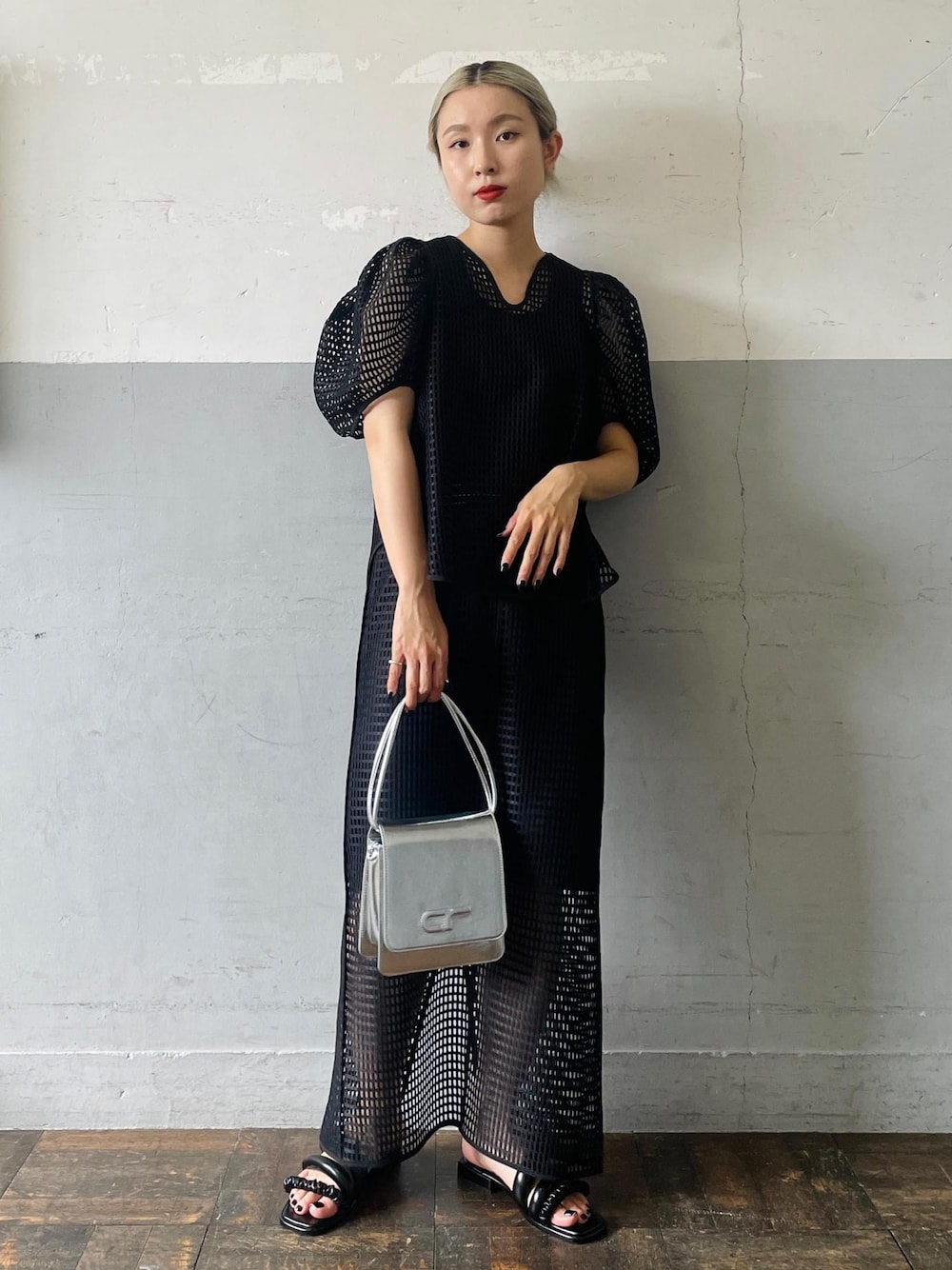 「AURALEE、オーラリー、タンクトップ、ショルダーバッグ、シルバー、ミニ、ショルダー、ブラック、ブラウス、半袖、Vネック、セットアップ、十分丈、サンダル、フラット」｜「JW PEIの【JW PEI】Jada（サンダル、ブラック系）」を使った、OEさん（レディース・164cm）の夏コーディネートの1枚目の写真