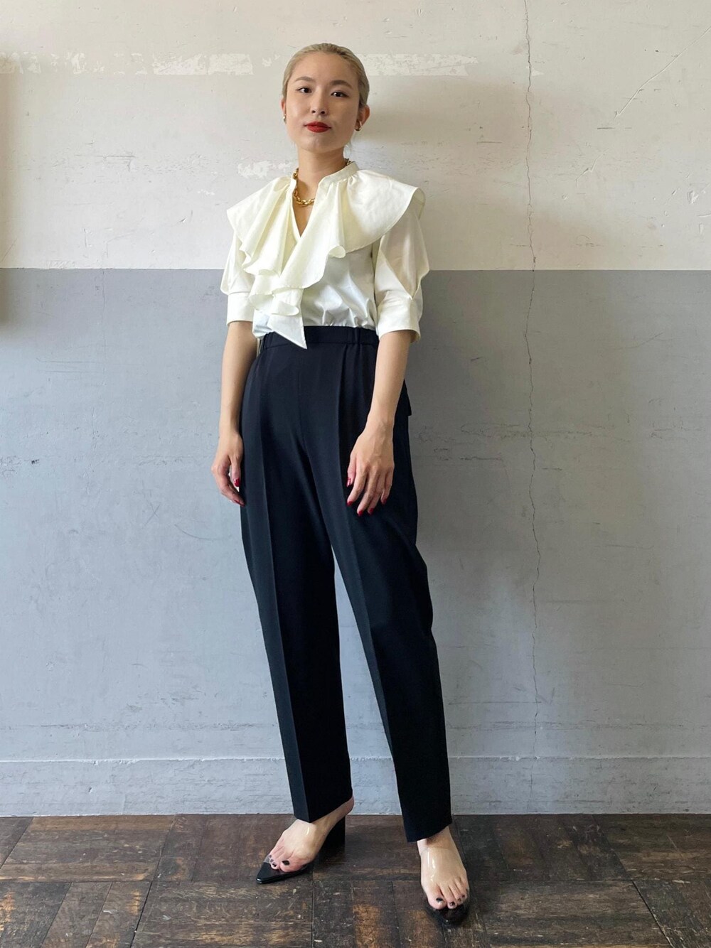 「MARY AL TERNA、メアリ オル ターナ、ネックレス、ゴールド、バッグ、ミュール、Mode of Lady、ホワイト、ブラウス、フリル、ブラック、パンツ、十分丈、ハイウエスト、テーパード」｜「ADAM ET ROPE'のplump chain necklace（ネックレス、ゴールド系）」を使った、OEさん（レディース・164cm）の春コーディネートの1枚目の写真