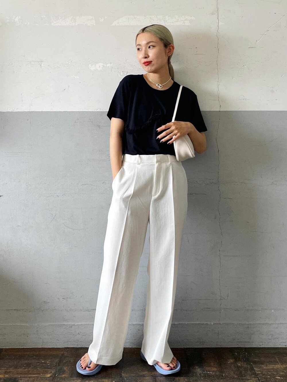 「VIOLETTE ROOM for ADAM ET ROPE'、VIOLETTE ROOM、ローライズ、別注、巾着バッグ、OOFOS、ウーフォス、バイオレットルーム、ブラック、Tシャツ、半袖、クルーネック、ホワイト、パンツ、十分丈」｜「ADAM ET ROPE'の【VIOLETTE ROOM for ADAM ET ROPE'】別注 NUANCE TEE（Tシャツ/カットソー、ブラック系）」を使った、OEさん（レディース・164cm）の夏コーディネートの1枚目の写真