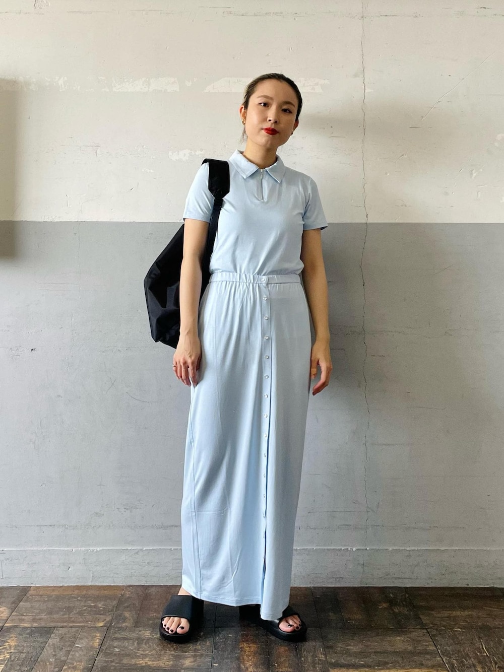 「BATTLE LAKE、バトルレイク、agnes b. pour ADAM ET ROPE'、agnes b.、アニエスベー、別注、ポロシャツ、ジップ、チャンキソール、シャワーサンダル、ブラック、リュック、ブルー、ロング、半袖」｜「BATTLE LAKEの【BATTLE LAKE】STOWAWAY PACK（バックパック/リュック、ブラック系）」を使った、OEさん（レディース・164cm）の春コーディネートの1枚目の写真