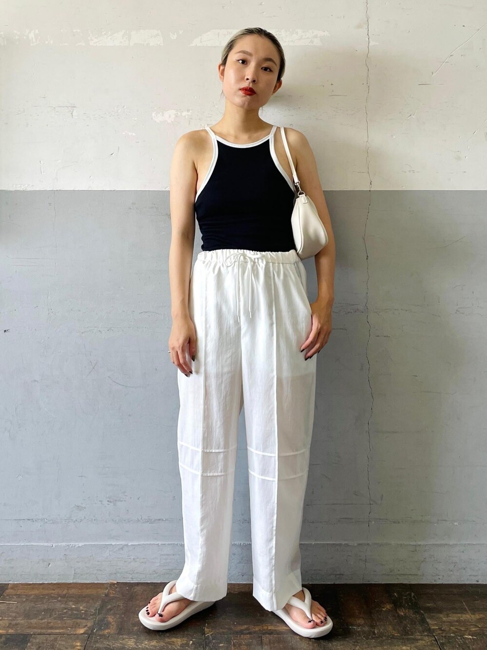 「Allege.for ADAM ET ROPE'、Allege、アレッジ、イージーパンツ、TAW&TOE、トーアンドトー、タンクトップ、別注、ブラック、ノースリーブ、キャミソール、ホワイト、パンツ、十分丈、ハイウエスト」｜「ADAM ET ROPE'のネオプレンワンハンドルバッグ（ショルダーバッグ、ホワイト系）」を使った、OEさん（レディース・164cm）の夏コーディネートの1枚目の写真