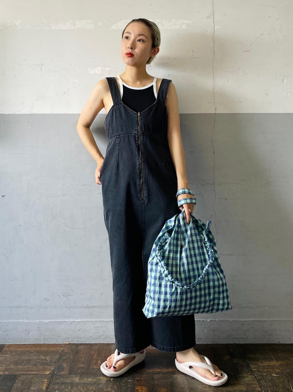 「TAW&TOE、トーアンドトー、Allege.for ADAM ET ROPE'、Allege、アレッジ、タンクトップ、キャミソール、ブラック、ホワイト、ブルー、チェック、ギンガムチェック、デニム、ノースリーブ、十分丈」｜「ADAM ET ROPE'のチェックプリントギャザー2WAYトート（トートバッグ、ブルー系）」を使った、OEさん（レディース・164cm）の夏コーディネートの1枚目の写真