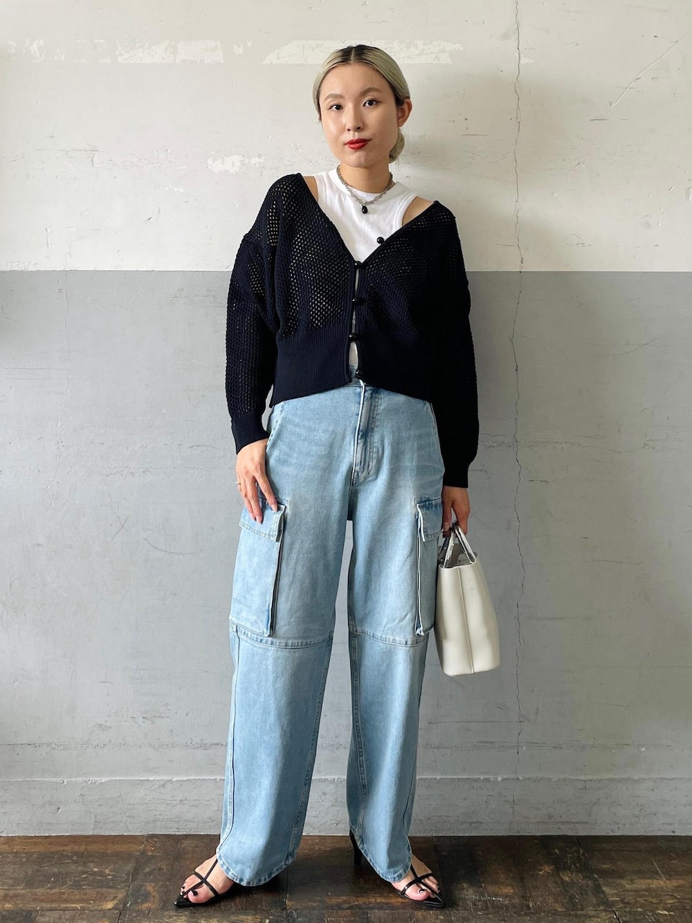 「Sisi Joia、シシ ジョイア、ネックレス、ストラップサンダル、バッグ、Miller for ADAM ET ROPE'、Miller、別注、アメリカンスリーブ、タンクトップ、ホワイト、ブラック、ニット、長袖、Vネック」｜「MILLERの【Miller for ADAM ET ROPE'】Cup付アメリカンスリーブタンクトップ（タンクトップ、ホワイト系）」を使った、OEさん（レディース・164cm）の夏コーディネートの1枚目の写真