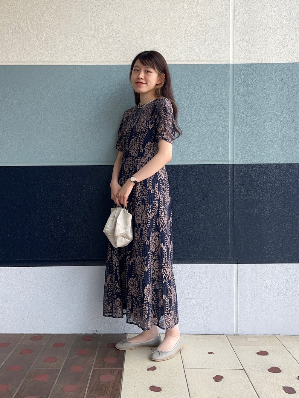 「ナノユニバース、nano・universe、kaene、お呼ばれ、お呼ばれスタイル、結婚式、結婚式二次会スタイル、結婚式 ワンピース、ドレス、大人可愛い、秋カラー、秋コーデ、レース」｜「kaeneのKaene/配色レースエプロンドレス（ワンピース、ブルー系）」を使った、さとう よしえさん（レディース・164cm）の秋コーディネートの1枚目の写真