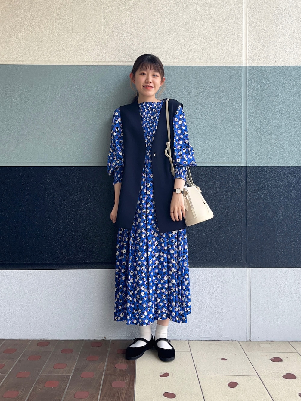 「ナノユニバース、nano・universe、秋服、秋服準備はじめました、スタッフコーデ、キレイめ、きれいめカジュアル、ワンピース、ワンピースコーデ、ジレ、ジレスタイル、プリントワンピース、drogheria Crivellini、ドロゲリアクリベリーニ、カンフーシューズ」｜「drogheria Crivelliniのdrogheria Crivellini | ベルベット ストラップシューズ WOMEN（その他シューズ、ブラック系）」を使った、さとう よしえさん（レディース・164cm）の秋コーディネートの1枚目の写真