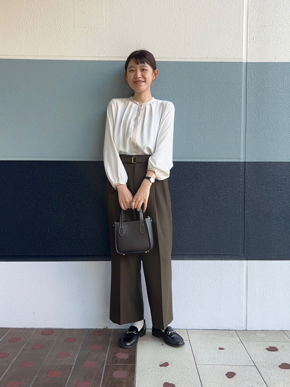 「nano・universe、ナノユニバース、秋服準備はじめました、秋服、秋コーデ、オフィスカジュアル、ワイドパンツ、ミニバッグ、ブラウン、ブラウンコーデ、オトナカジュアル、オトナカワイイ、きれいめカジュアル、キレイめ、スラックス」｜「Instagram🐰のアイテム（その他、その他）」を使った、さとう よしえさん（レディース・164cm）の秋コーディネートの1枚目の写真