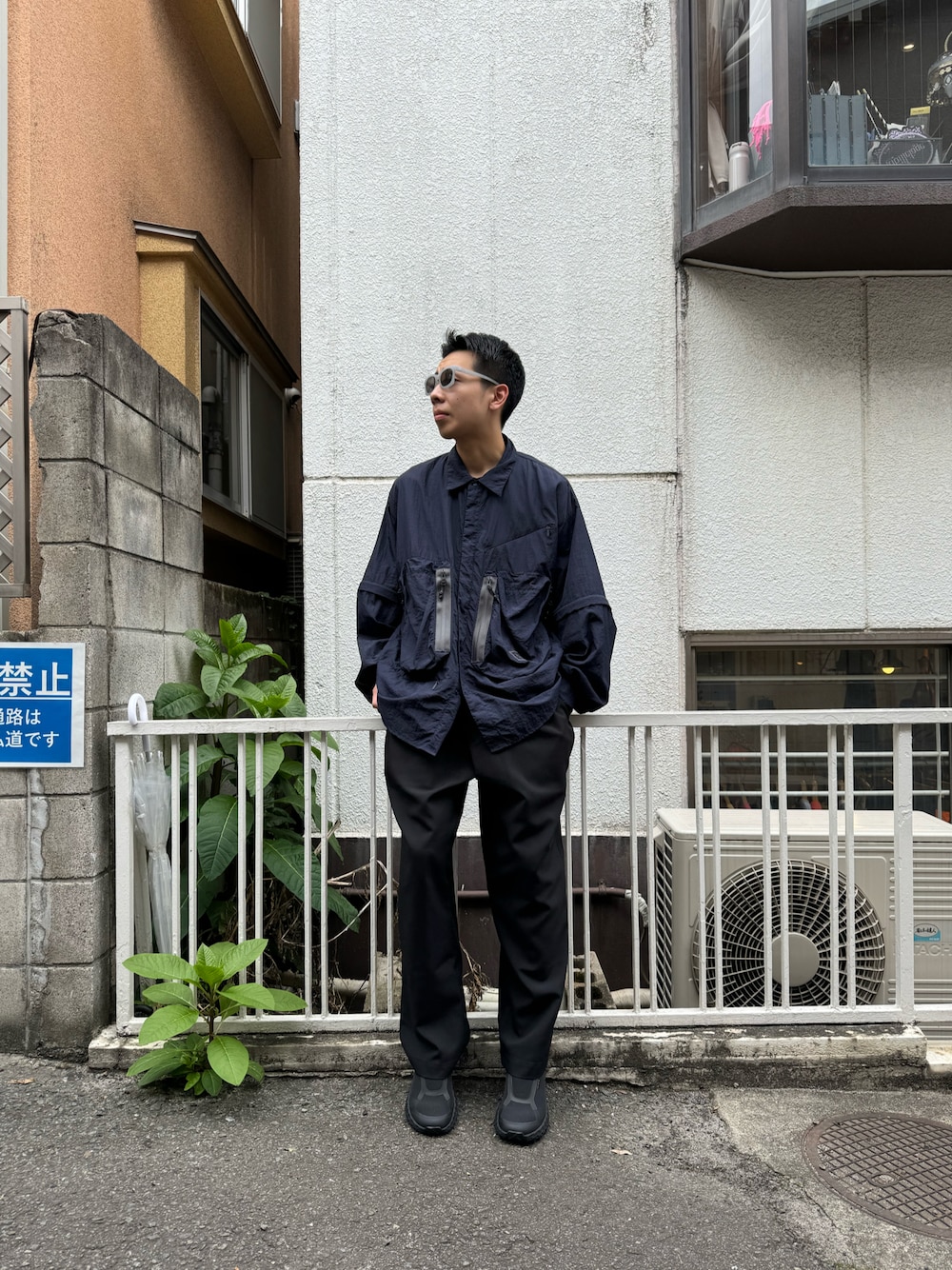 ブラック系のシャツ/ブラウス、ブラック系のその他パンツ、グレー系のサングラスを着用したメンズの春コーディネートの1枚目の写真