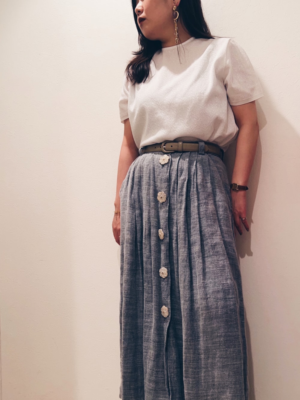 ホワイト系のTシャツ/カットソー、ブルー系のスカート、ゴールド系のイヤリングを着用したレディースの夏コーディネートの1枚目の写真