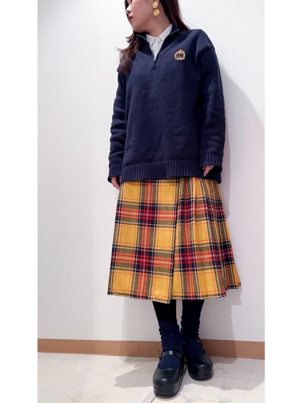 「古着、古着MIX、古着コーデ、ファッションを楽しもう、オトナカジュアル、冬のコーデ、ウールスカート、あったかコーデ、スカート、ラルフローレン、オフィスカジュアル、オフィススタイル、オフィスコーデ、札幌、北海道」｜「RALPH LAURENのアイテム（ニット/セーター、ブルー系）」を使った、AOIさん（レディース・155cm）の秋コーディネートの1枚目の写真