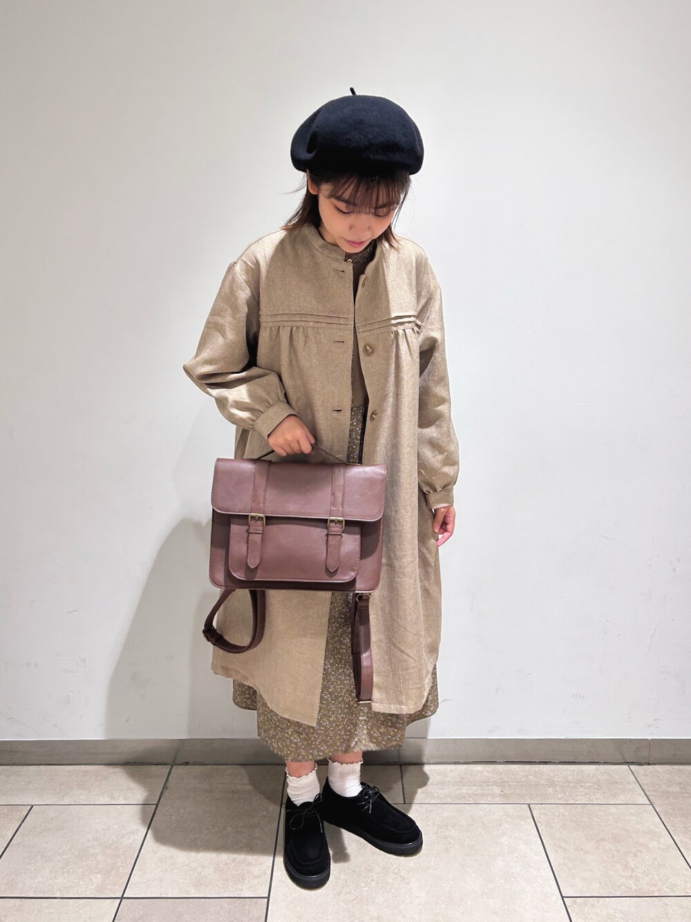 「ehka sopoのアイテム（ハンチング/ベレー帽、ブラック系）」を使った、木の実さん（レディース・163cm）の秋コーディネートの1枚目の写真