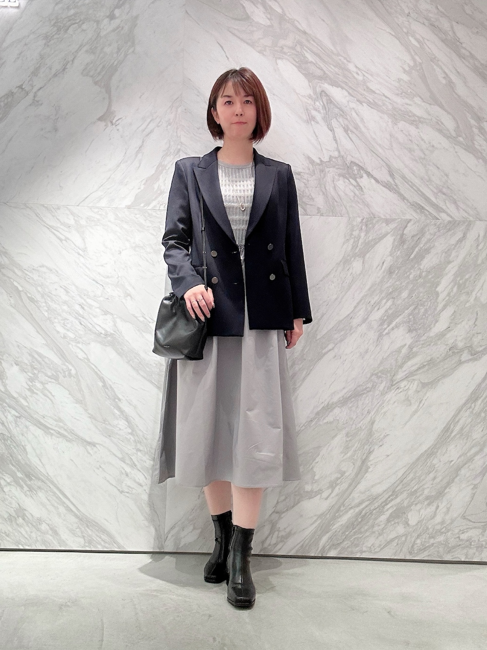 「アナイ(ANAYI)、アナイラプラス、ジャケットスタイル、秋コーデ、テーラードジャケット、秋のコーデ、グレー、ショートブーツ」｜「ANAYIの【セットアップ対応商品】ウールサテンダブル ジャケット（その他アウター、ブルー系）」を使った、Miura.yさん（レディース・168cm）の秋コーディネートの1枚目の写真