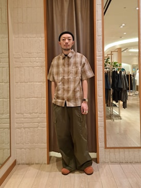 「GLOSTER（グロスター）の【軽羽織りにおすすめ】シアーチェック 半袖ZIPシャツ（シャツ/ブラウス、ベージュ系）」を使った、ながやまさん（メンズ・176cm）の夏コーディネート