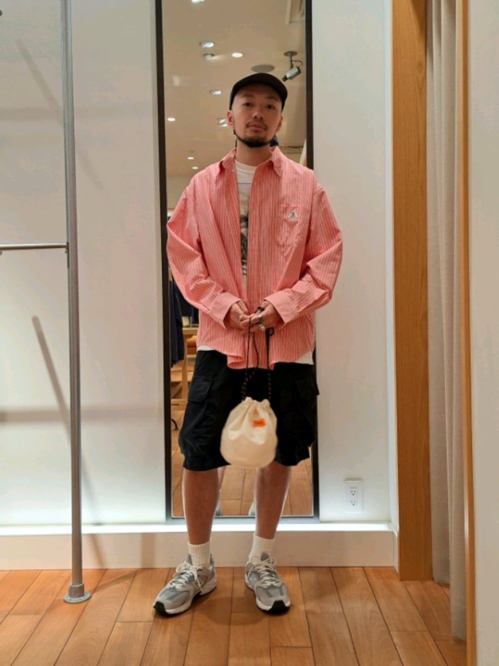 「カーゴパンツ、秋服コーデ、秋コーデ、シャツスタイル、オーバーサイズ、オーバーシャツ、ボタンダウンシャツ、休日スタイル、フレディアンドグロスター、FREDY&GLOSTER、GEVACO、いいね、save、フォローお願いします🤑、ニューバランス、ストライプシャツ、ピンク」｜「GEVACOの【GEVACO/ゲバコ】オーバーサイズ ボタンダウンシャツ ワンポイントロゴ (無地/ストライプ)（シャツ/ブラウス、ピンク系）」を使った、ながやまさん（メンズ・176cm）の秋コーディネートの1枚目の写真
