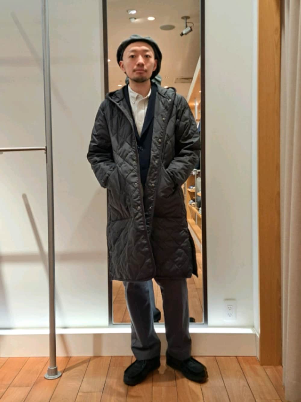 「冬アウター、冬コーデ、キルティングコート、TAION、FREDY&GLOSTER、別注、ダウン、いいね、save、フォローお願いします🤑、フレディアンドグロスター、ジャケット、ストライプシャツ、キャスケット、キャスケット後ろ被り、フードコート、キレイめ」｜「TAIONの【TAION/タイオン】GLOSTER別注 パイピング フーデット ロングダウンコート キルティング（ダウンジャケット/コート、グレー系）」を使った、ながやまさん（メンズ・176cm）の冬コーディネートの1枚目の写真