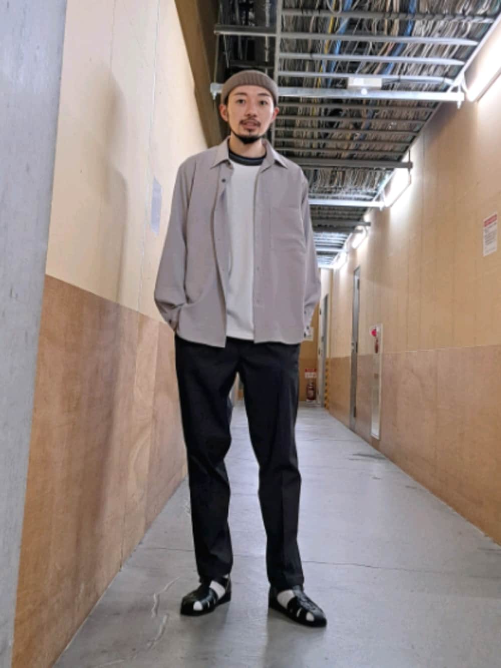 「シャツスタイル、メンズファッション、いいね、save、フォローお願いします🤑、カジュアルコーデ、シンプルスタイル、グルカサンダル、シンプルコーデ、ニット帽、FREDY&GLOSTER、シャツ、ゆるシルエット、サンダルに靴下、サンダル、細身」｜「GLOSTERの【GLOSTER/グロスター】ドレープシャツ ボリューム袖 オーバーサイズシャツ レギュラーカラー（シャツ/ブラウス、グレー系）」を使った、ながやまさん（メンズ・176cm）の春コーディネートの1枚目の写真