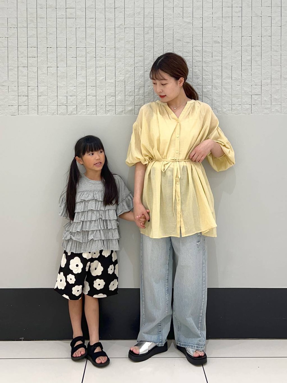 「きれいめ、差し色コーデ、着痩せ・細見え、ローリーズスタイル_LOWRYS FARM、キッズ服、夏コーデ、ブラウス」｜「LOWRYS FARMのデッキショーツ　103377（その他パンツ、ブラック系）」を使った、hinano3232さん（キッズ・116cm）の夏コーディネートの1枚目の写真