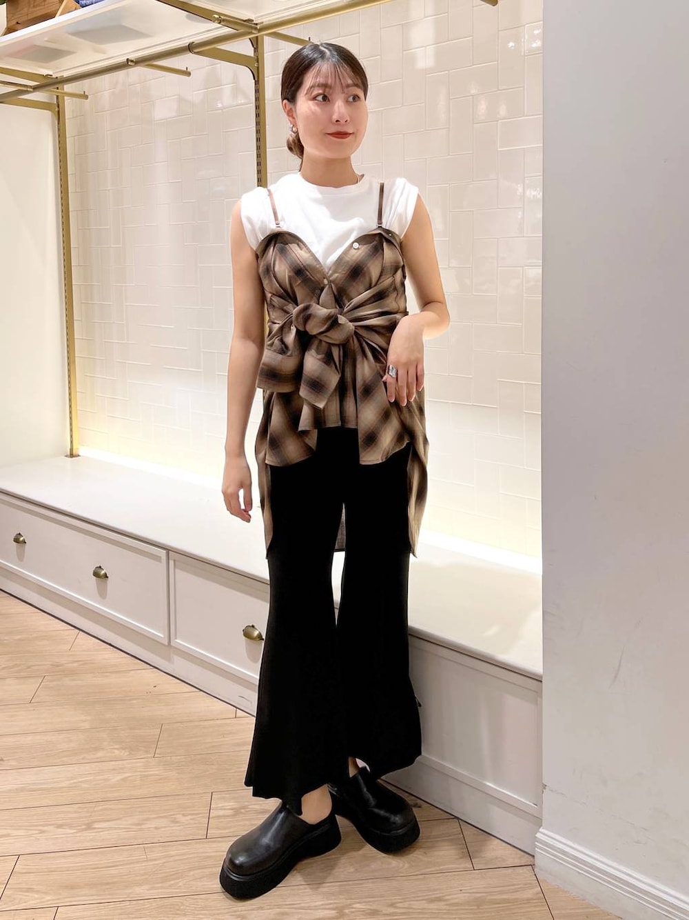 ブラック系のその他パンツ、ブラウン系のシャツ/ブラウス、ホワイト系のTシャツ/カットソーを着用したレディースの秋コーディネートの1枚目の写真