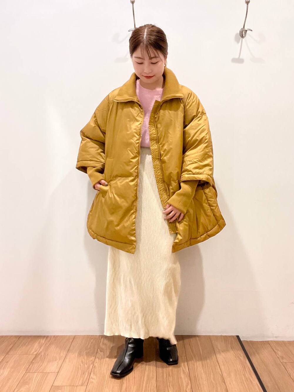 「きれいめ、差し色コーデ、着痩せ・細見え、ローリーズスタイル_LOWRYS FARM、冬コーデ、秋コーデ、アウター、カジュアル、スカート」｜「LOWRYS FARMのスタンドリブポンチョ　 963695（ポンチョ、ブラウン系）」を使った、hinano3232さん（レディース・160cm）の秋コーディネートの1枚目の写真